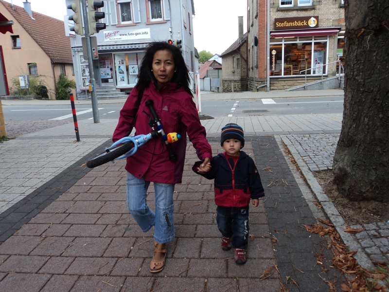 Samuel cape naik sepeda